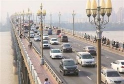 网友爆料长江大桥视频播放,中国建筑奇迹！